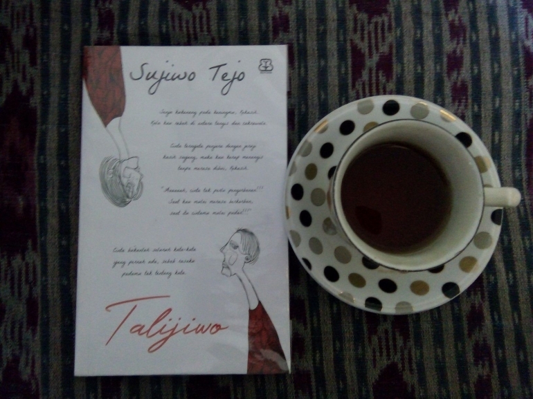 Menyeruput teh hangat sembari membaca Talijiwo (Dokumentasi pribadi)