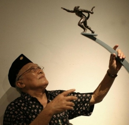 Bapak Edhi Sunarso Seniman Pematung Legendaris Indonesia | Dokumen Beritagar.id