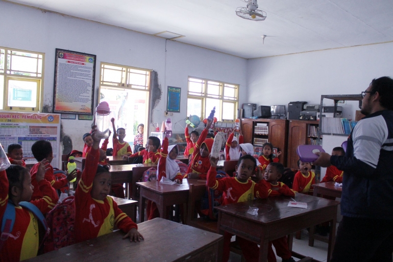 Mengajak siswa-siswi membawa wadah makanan dan minuman pribadi| Dokpri