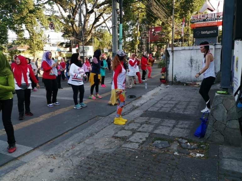 Pengunjung CFD Bandung Senam Zumba Bersama - Foto: Dokumentasi Panitia