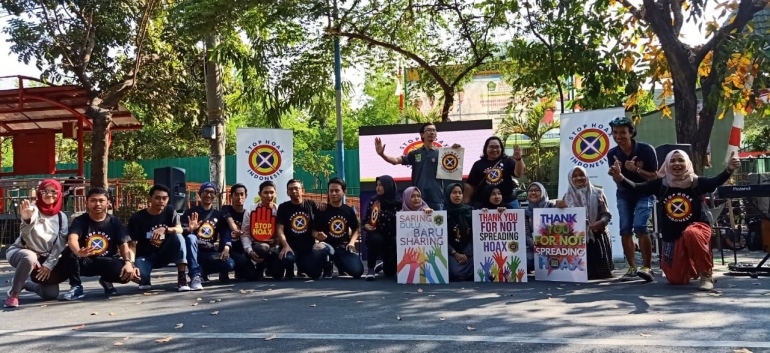 Pengisi Acara Akasavakya dari PMII Solo Berfoto Bersama MC dan Panitia - Foto: Dokumentasi Panitia