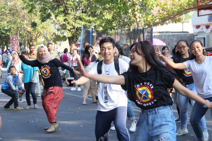Flash Mob Mahasiswa ISI Surakarta Bersama Pengunjung CFD Solo - Foto: Dokumentasi Panitia