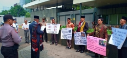 Enam tokoh masyarakat Simarboru menggelar demo di Kedubes Inggris dan Belanda. | Foto: Dokpri