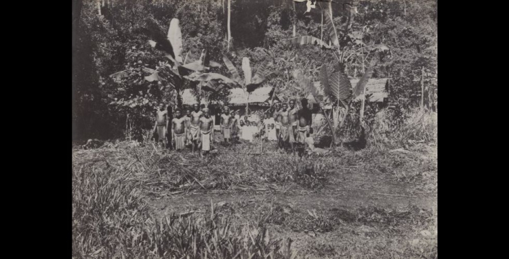Papua mannen in Irian Jaya (KITLV, Circa 1920)