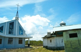 Masjid dan Gereja berdiri berdampingan di kampung nelayan perbatasan Minahasa Tenggara dan Bolaang Mongondow, Sulawesi Utara (dok. pri).