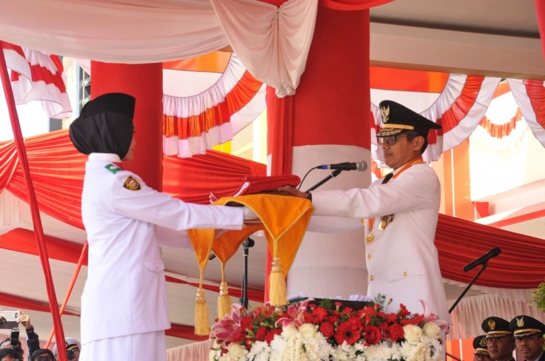 Gubernur Sumbar, Irwan Prayitno, menyerahkan bendera Merah Putih kepada anggota Paskibra pada Upacara Peringatan Detik-detik Proklamasi Kemerdekaan di Kantor Gubernur, Sabtu (17/8/2019). (FOTO: DOK. KORAN PADANG)