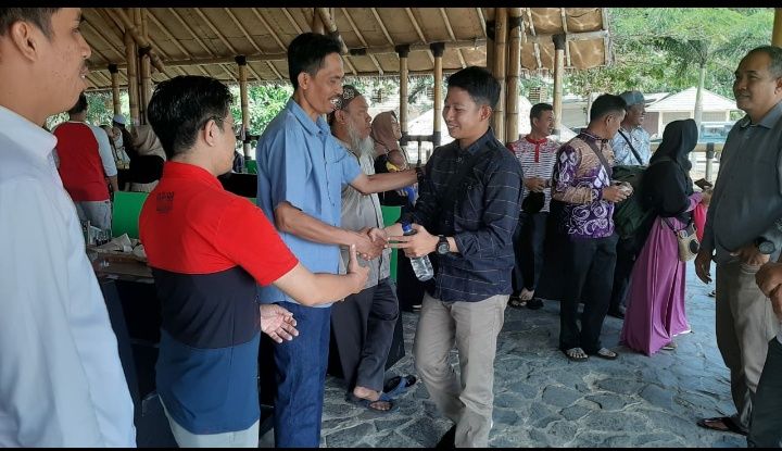 Foto : Tampak Tim Nusantara Sehat berpamitan dengan pegawai Dinas kesehatan dan pegawai Puskesmas Sapala (dokpri).