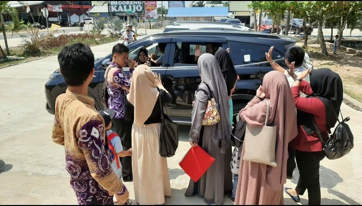 Foto : Tampak tim Nusantara sehat melambaikan tangan perpisahan dari dalam mobil (dokpri).
