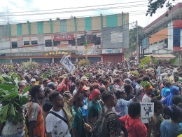 Sejumlah Mahasiswa menggelar aksi di Lampu Merah Abepura, ditengarai tindak rasisme terhadap mahasiswa Papua di Surabaya. (Foto: Asham)