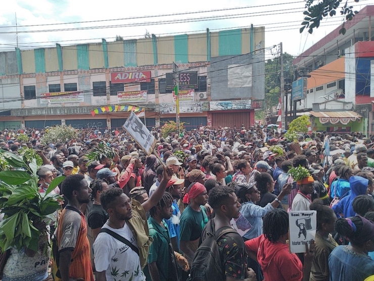 Sejumlah Mahasiswa menggelar aksi di Lampu Merah Abepura, ditengarai tindak rasisme terhadap mahasiswa Papua di Surabaya. (Foto: Asham)