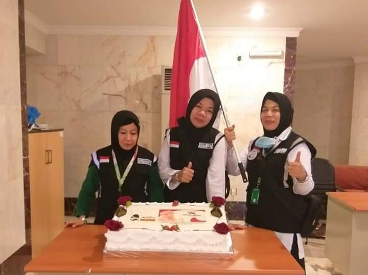 HJ. Nurmala, Kasi Penyelenggara Haji dan Umroh Kemenag Pangkalpinang (kanan) saat merayakan HUT RI di Kota Mekkah