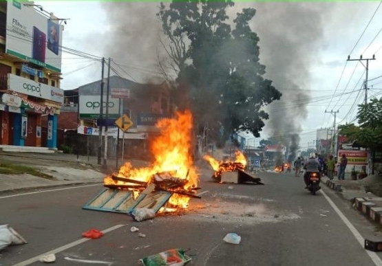 Mahasiswa bakar ban di Papua Barat buntut protes tindakan rasisme di Jawa Timur (Foto: Asham)