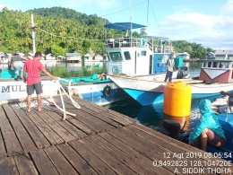 Perahu pengangkut air desa Dowora, yang mesinnya rusak (dokpri 12/8/2019)
