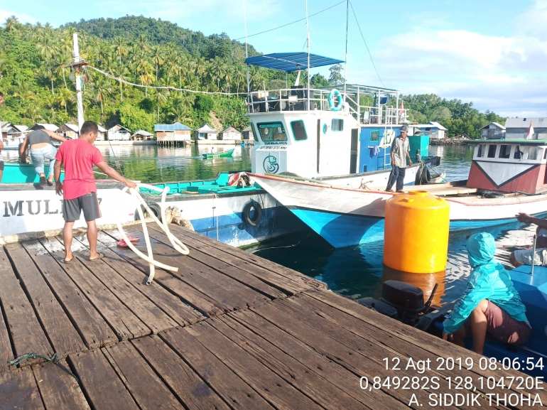 Perahu pengangkut air desa Dowora, yang mesinnya rusak (dokpri 12/8/2019)