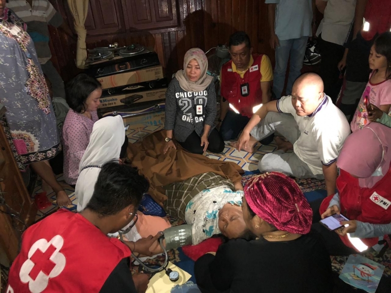 Korban kebakaran di Tanjung Redeb, mendapatkan pemeriksaan medis. dok. PMI Berau.