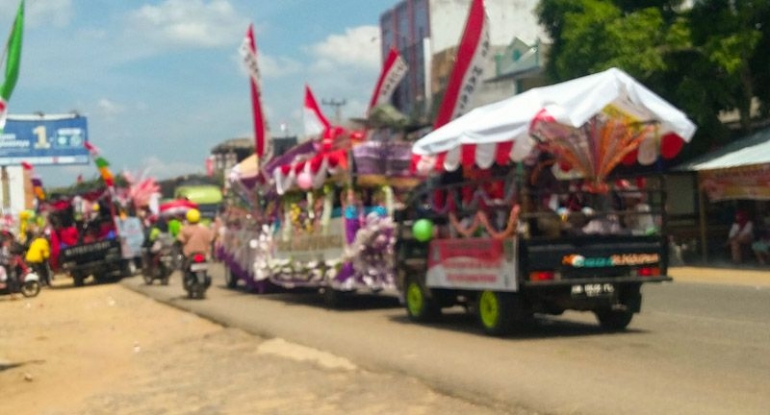 Aneka kendraan hias peserta karnaval.sumber : dok pribadi