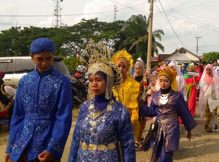 Para peserta karnaval dengan baju adat di Indonesia. Sumber : dok pribadi