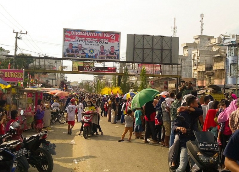 Animo masyarakat luar biasa menyaksikan karnaval. Sumber : dok pribadi