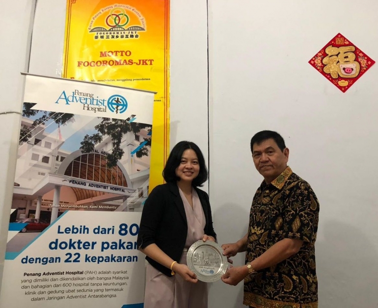 Abbey Ong, Marketing Manager Penang Adventist Hospital memberikan cendera mata kepada Ketua Umum Fogoromas Jakarta Budianto Sugianto/Foto: Rkm