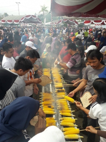 Bakar Jagung Pemcahan Rekor Muri, HUT Kalteng (Sumber: Dokumentasi Pribadi)