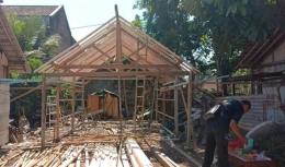 Kerangka rumah dalam waktu singkat sudah berdiri (Foto: dok pri)