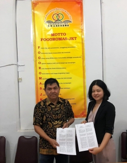 Ketua Umum Fogoromas Jakarta Budianto Sugianto dan Abbey Ong, Marketing Manager Penang Adventist Hospital memperlihatkan surat kerjasama/Foto: Rkm