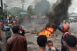 Massa membakar ban saat kerusuhan di pintu masuk Jalan Trikora Wosi Manokwari, Senin (19/8/2019). |Kompas.com