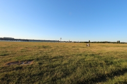 Lapangan bekas airport Tempelhof Berlin (diujung sana, terlihat bedeng kaya container yang dibangun untuk pengungsi)