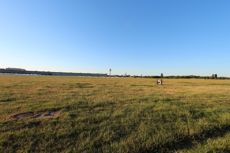 Lapangan bekas airport Tempelhof Berlin (diujung sana, terlihat bedeng kaya container yang dibangun untuk pengungsi)