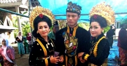 Pernikahan Senum dengan Liana dan Jani di Lombok Tengah | Gambar: brilio.net (beritalombok.tk)