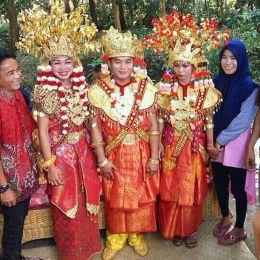 Pernikahan Ardiansyah dengan Ria dan Pegi di Musi Banyuasin | Gambar: brilio.net (Instagram/@miminsekayu)