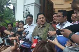 Ketua Tim Kampanye Nasional (TKN) Jokowi-Maruf, Erick Thohir, usai pertemuan di Resto Plataran, Kamis (18/4/2019). (KOMPAS.com/JESSI CARINA)