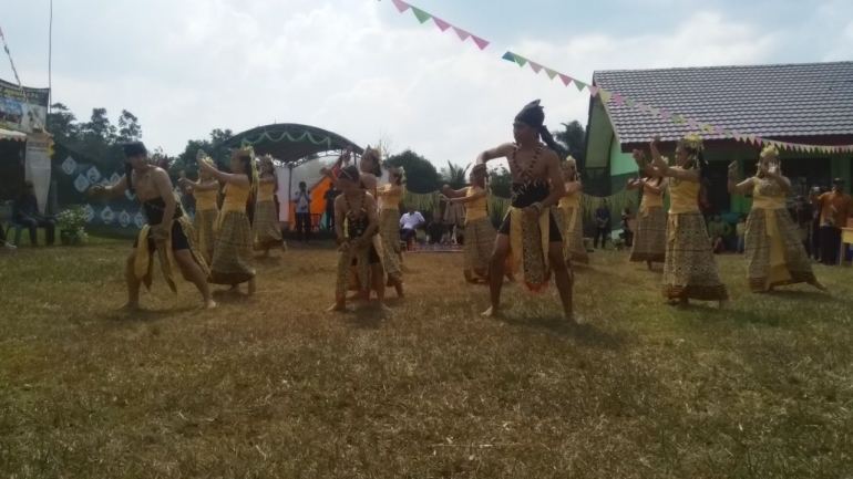 Penampilan seni tarian Dayak Deah