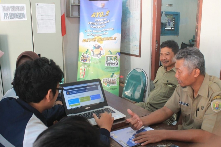 Mahasiswa KKN TIM II UNDIP juga Membuatkan Sebuah Aplikasi untuk meningkatkan Layanan Desa sehingga Dapat diakses secara Online