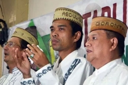 Ustad Abdul Somad (tengah) Bangga mengenakan Upiah Karanji Gorontalo. (KOMPAS.COM/HUMAS PROV GORONTALO)