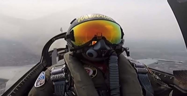 Pilot Pesawat Tempur Memberi Ucapan Selamat HUT RI Ke-74 dari Kokpit Pesawat Tempur TNI AU (Sumber: https://www.youtube.com/watch?v=GYjRIi8qClM)