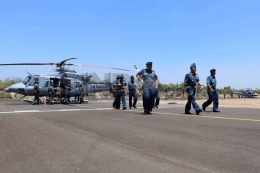 KSAL Laksamana TNI Dr. Marsetio turun dari Heli Bell 412, ketika meresmikan lapangan terbang TNI-AL REBO Tjokroadiredjo (Sumber: Photo.sindonews.com)