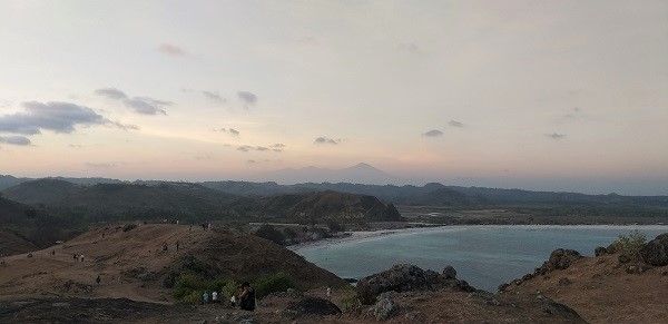 Gunung Rinjani nampak malu-malu menyapa dari balik awan (dok.pri)