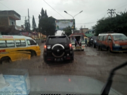 lalu lintas macet karena curah hujan yang tinggi dan jalan raya yang tergenang (dokpri)