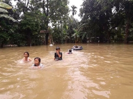 Anak-anak bermain air banjir ditakutkan terkena penyakit ispa