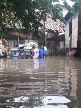 Banjir menyebabkan pedagang empek-empek tidak bisa berjualan