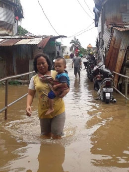 Banjir di daerah kumuh dekat perumahan Green Garden Jakarta Barat