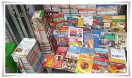 Buku-buku bekas di kaki lima (Foto: poskotanews.com)