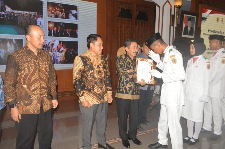 Bupati pati bersama forkopimda Kabupaten Pati memberikan ucapan selamat kepada anggota Paskibra (foto Agus) 