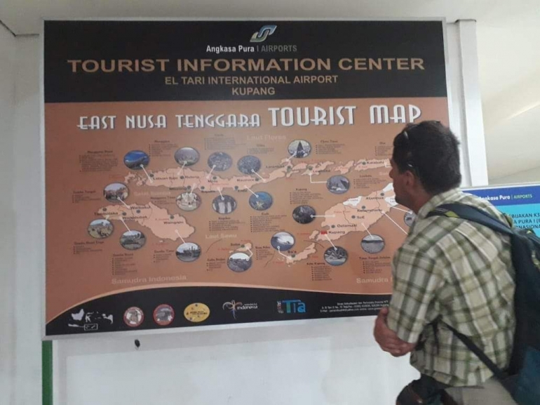 dokpriSeorang Turis sedang membaca informasi objek wisata NTT di Bandara Eltari Kupang, Kamis 22 Agustus 2019. Sumber foto: Maksimus Masan Kian