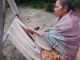 Mewngunggas, salah satu Proses menenun Kain Tradisional Batak (sumber Ig Torang Sitorus)