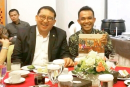 DODI HENDRA yang dikenal sebagai Ketua Paranormal Sumatra Barat dan juga anggota DPRD Kabupaten Solok periode 2019-2024 berfoto bersama Fadli Zon. (DOK. KORAN PADANG)