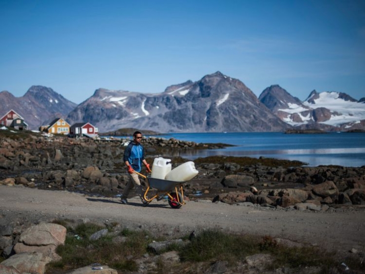 penduduk Kulusuk, sebuah wilayah di Greenland (sumber foto: AFP melalui gulfnews.com)