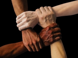 Ilustrasi kebersamaan tanpa sekat ras. (Fra.europa.eu)