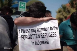 Salah satu Poster yang dibawa para pengungsi dalam aksi Demo di Makassar Foto Oleh Ali Froghi